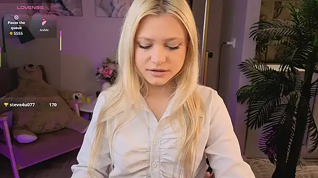 Snapshot of Millie_Vanillies chatting on October 3, 2025, 1:41 pm Millie Vanillies online show from October 3, 2025, 1:41 pm