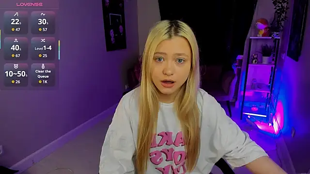 Snapshot of Millie_Vanillies chatting on October 5, 2025, 2:15 pm Millie Vanillies online show from October 5, 2025, 2:15 pm