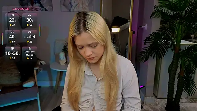 Snapshot of Millie_Vanillies chatting on October 19, 2025, 1:34 pm Millie Vanillies online show from October 19, 2025, 1:34 pm