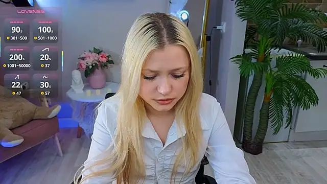 Snapshot of Millie_Vanillies chatting on October 24, 2025, 9:11 pm Millie Vanillies online show from October 24, 2025, 9:11 pm