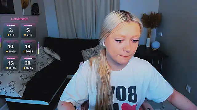 Snapshot of Millie_Vanillies chatting on December 5, 2025, 5:49 am Millie Vanillies online show from December 5, 2025, 5:49 am