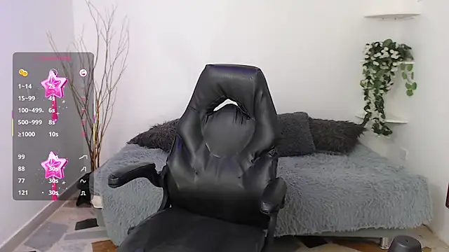 LiaGlow online show from November 13, 2025, 12:26 pm