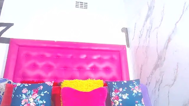 Snapshot of LoloQueen5 chatting on June 8, 2026, 8:20 pm LoloQueen5 online show from June 8, 2026, 8:20 pm