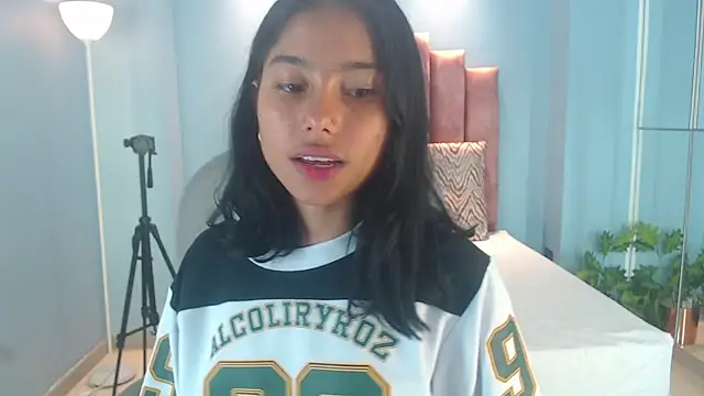 Milaa Star  online show from February 13, 2026, 3:02 am