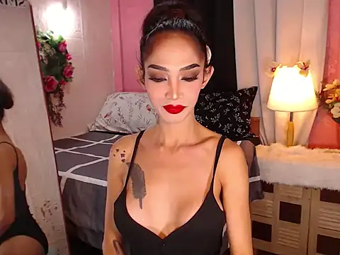 Snapshot of XXXQueenofTransXXX chatting on February 4, 2026, 12:05 am XXXQueenofTransXXX online show from February 4, 2026, 12:05 am