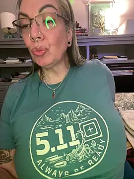 dieseldame1313 online show from April 23, 2026, 11:51 pm