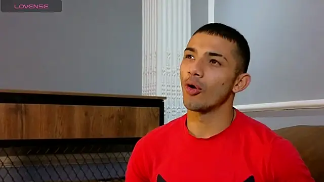 ArturoCardona  online show from October 13, 2025, 11:43 am