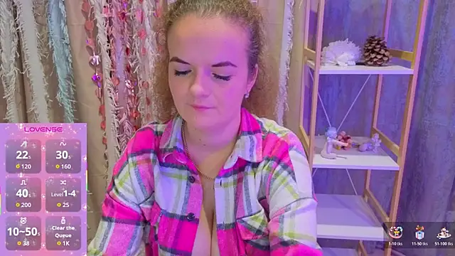 Snapshot of Luisa_Rosee chatting on October 17, 2025, 7:38 pm Luisa Rosee online show from October 17, 2025, 7:38 pm