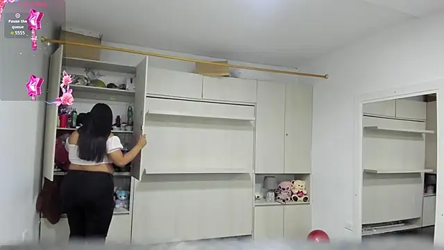 LilyWhitney online show from April 23, 2026, 4:03 am