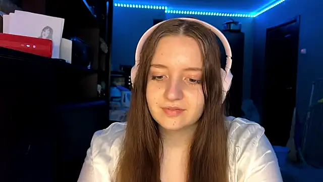 LauretteRagar online show from September 19, 2025, 5:02 pm