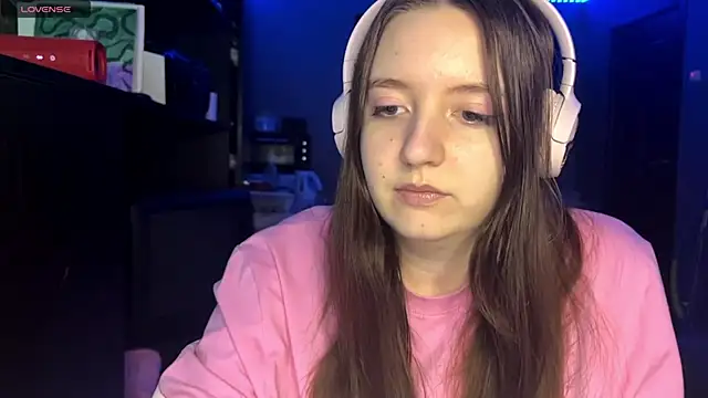 LauretteRagar online show from September 25, 2025, 5:05 pm