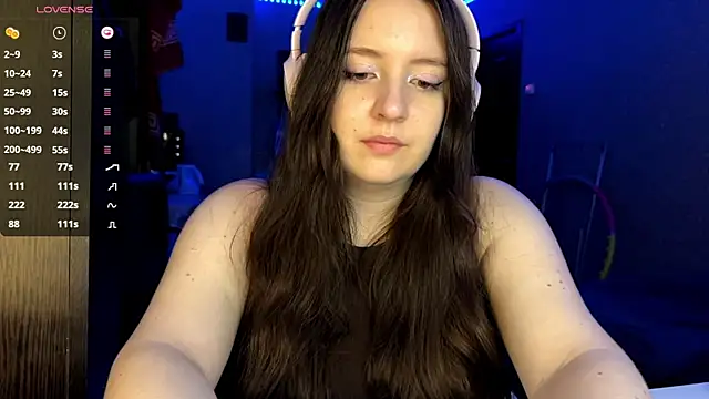 LauretteRagar online show from October 13, 2025, 6:08 pm