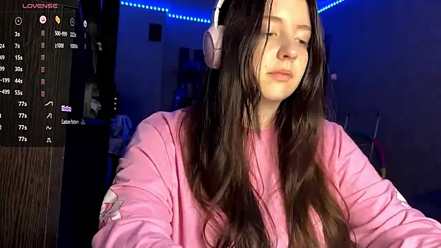 LauretteRagar online show from October 15, 2025, 4:40 pm