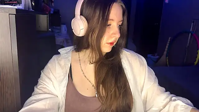 LauretteRagar online show from November 24, 2025, 6:18 pm