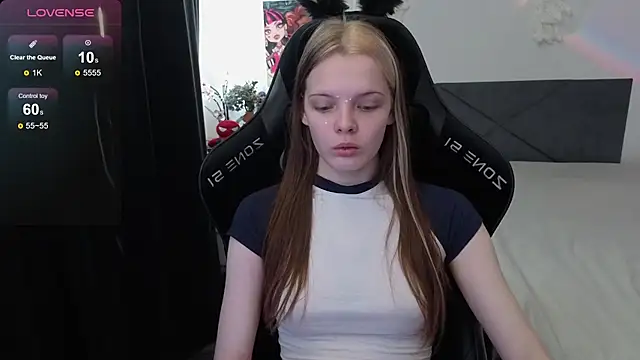 Snapshot of Luna_Navy chatting on September 19, 2025, 9:11 am Luna Navy online show from September 19, 2025, 9:11 am