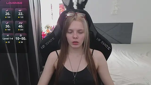 Snapshot of Luna_Navy chatting on September 29, 2025, 7:24 am Luna Navy online show from September 29, 2025, 7:24 am