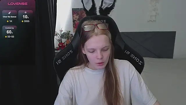 Snapshot of Luna_Navy chatting on October 3, 2025, 6:32 am Luna Navy online show from October 3, 2025, 6:32 am