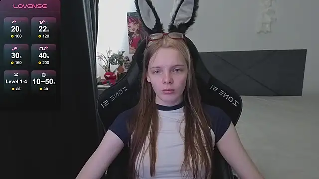 Snapshot of Luna_Navy chatting on October 6, 2025, 9:18 am Luna Navy online show from October 6, 2025, 9:18 am