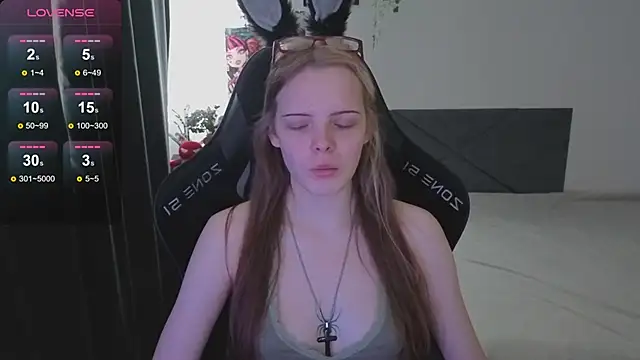 Snapshot of Luna_Navy chatting on October 24, 2025, 9:06 am Luna Navy online show from October 24, 2025, 9:06 am