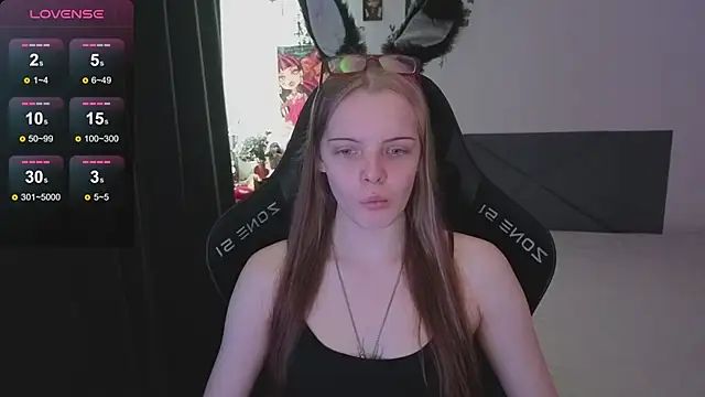 Snapshot of Luna_Navy chatting on October 27, 2025, 9:46 am Luna Navy online show from October 27, 2025, 9:46 am