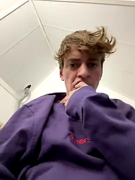 hottest23 online show from December 2, 2025, 2:01 pm