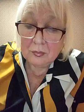 Snapshot of Alexia64231 chatting on October 31, 2025, 3:24 pm Alexia64231 online show from October 31, 2025, 3:24 pm