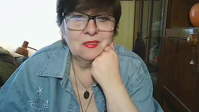 Snapshot of VeronicaGold511 chatting on May 17, 2026, 8:23 am VeronicaGold511 online show from May 17, 2026, 8:23 am