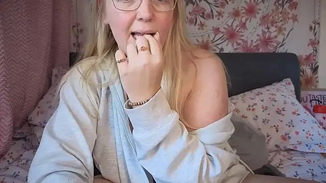 Daisyxoxo  online show from November 16, 2025, 10:54 am