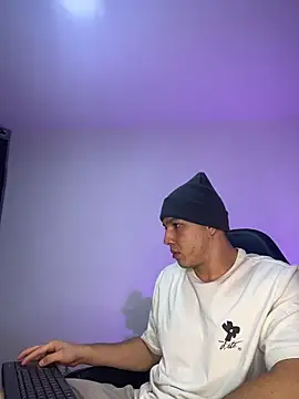 Snapshot of max_valiant1 chatting on February 18, 2026, 7:26 am max valiant1 online show from February 18, 2026, 7:26 am