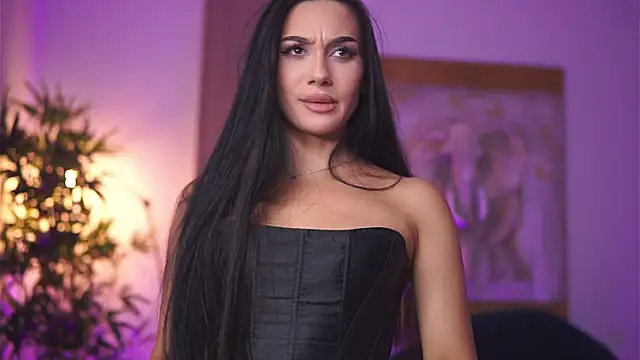 NinaSolenne online show from October 28, 2025, 9:06 pm