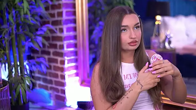 MillaSerene online show from November 6, 2025, 6:14 am