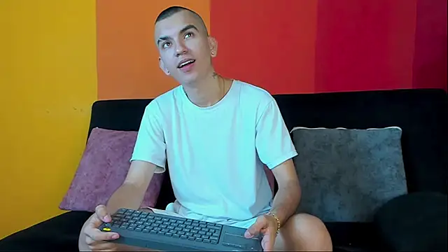 RowanCley online show from September 12, 2025, 12:16 pm