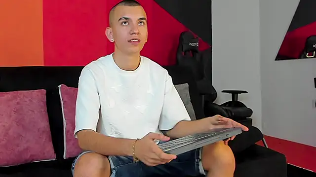 RowanCley online show from September 13, 2025, 12:27 pm