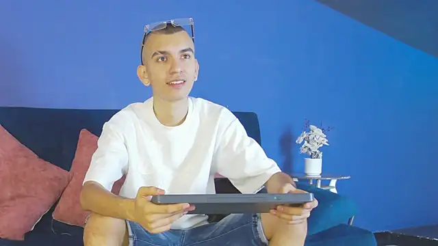 RowanCley online show from October 2, 2025, 12:56 pm