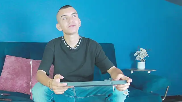 RowanCley online show from October 3, 2025, 12:46 pm