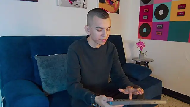 RowanCley online show from October 17, 2025, 2:41 pm