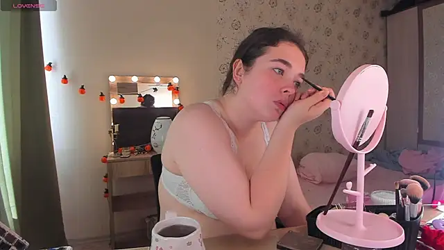 Snapshot of Alice_next_door chatting on July 21, 2026, 11:01 am Alice next door online show from July 21, 2026, 11:01 am