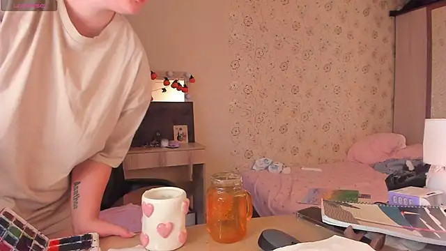 Snapshot of Alice_next_door chatting on July 22, 2026, 4:21 pm Alice next door online show from July 22, 2026, 4:21 pm
