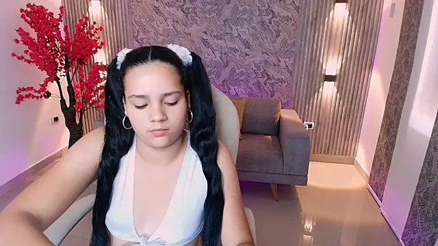 Snapshot of karlie_small chatting on September 20, 2025, 7:37 pm karlie small online show from September 20, 2025, 7:37 pm