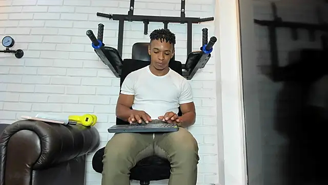 ItaloMoore online show from March 25, 2026, 11:49 am