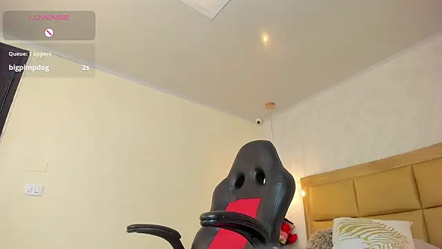 MELISSAROUGE online show from April 20, 2026, 7:48 pm