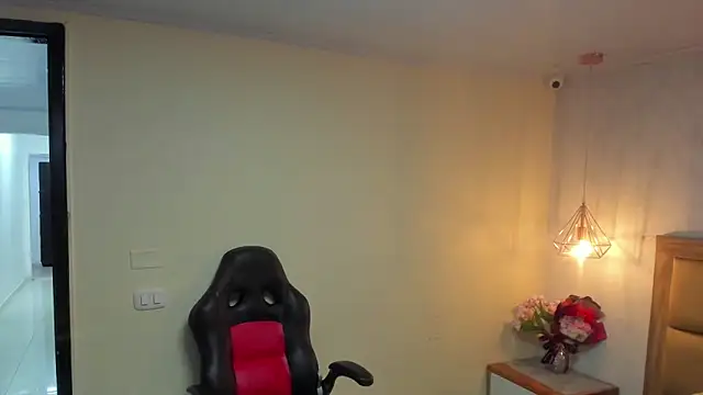 MELISSAROUGE online show from April 21, 2026, 1:42 am