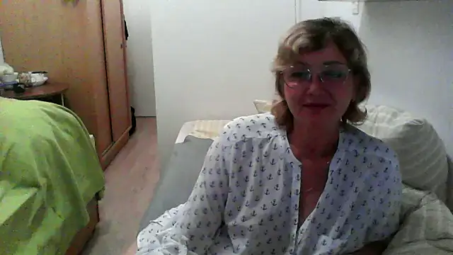 IrynaMolbertx online show from September 19, 2025, 7:58 pm
