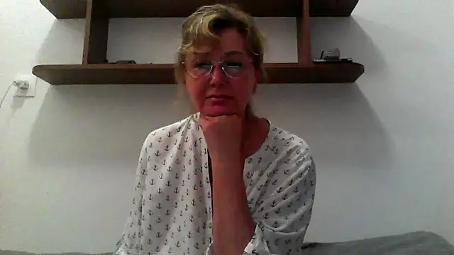 IrynaMolbertx online show from September 29, 2025, 8:35 pm