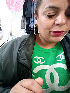 Mia-Glow online show from November 9, 2025, 3:10 pm