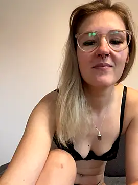 Snapshot of LauraLuxxx chatting on November 17, 2025, 8:20 am LauraLuxxx online show from November 17, 2025, 8:20 am