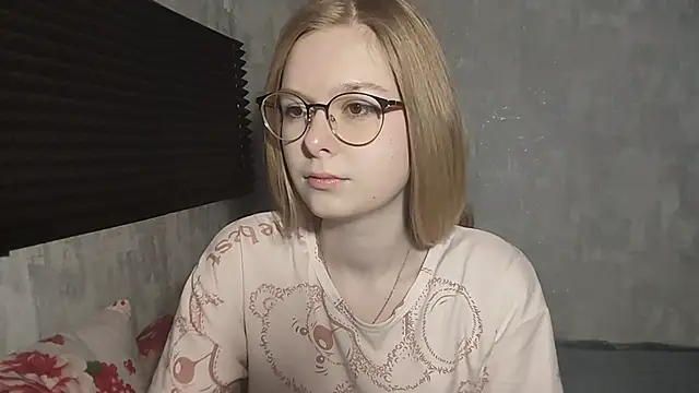 Snapshot of LiaVibes chatting on February 3, 2026, 7:24 am LiaVibes online show from February 3, 2026, 7:24 am