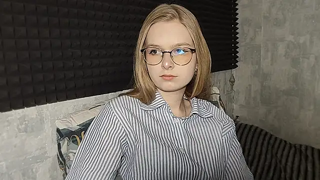 Snapshot of LiaVibes chatting on March 6, 2026, 5:37 am LiaVibes online show from March 6, 2026, 5:37 am