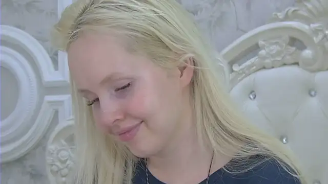EllieFrosty  online show from May 23, 2026, 12:05 am