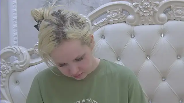 EllieFrosty  online show from June 21, 2026, 11:40 pm